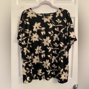 Jules & Leopold Black and Cream Floral Short Sleeve Top. Size 2X $10